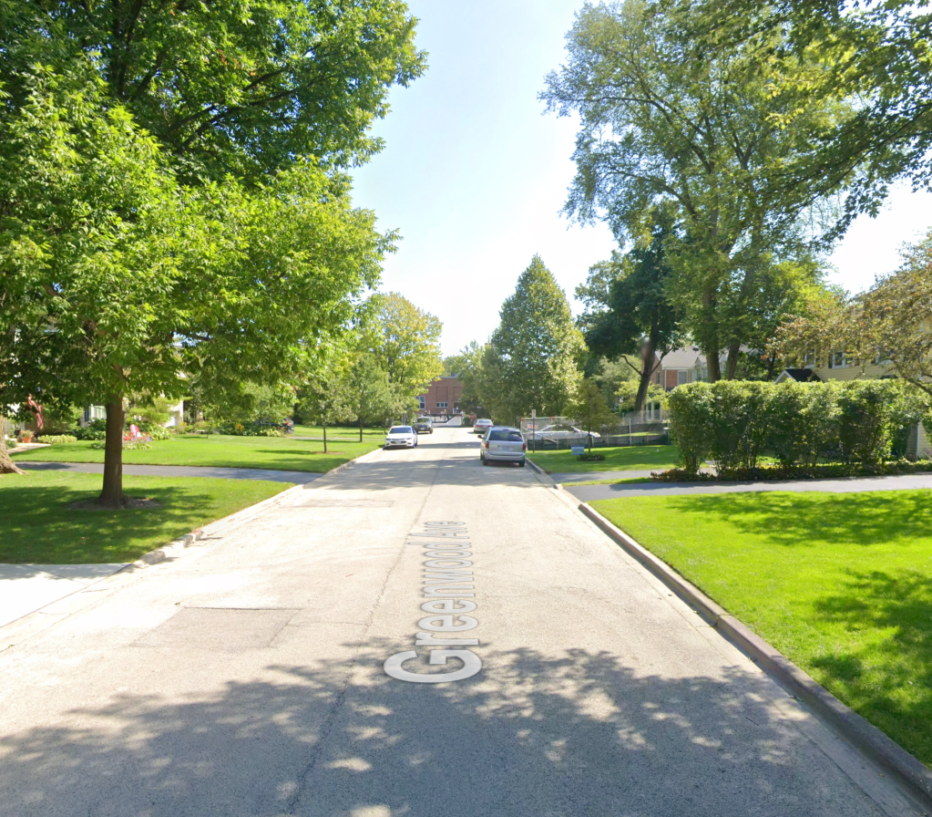 Greenwood Ave, close to Harper School, but without a sidewalk